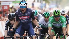 Team Corendon - Circus&#039; Belgian rider Jasper Philipsen (2L) celebrates as he wins the 5th stage of the 2021 La Vuelta cycling tour of Spain, a 184.4-km race from Tarancon to Albacete, on August 18, 2021. (Photo by JOSE JORDAN / AFP)