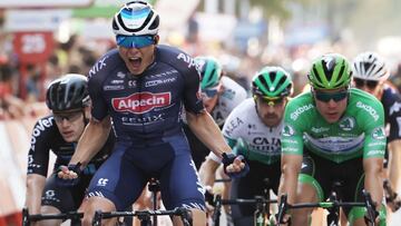 Team Corendon - Circus&#039; Belgian rider Jasper Philipsen (2L) celebrates as he wins the 5th stage of the 2021 La Vuelta cycling tour of Spain, a 184.4-km race from Tarancon to Albacete, on August 18, 2021. (Photo by JOSE JORDAN / AFP)