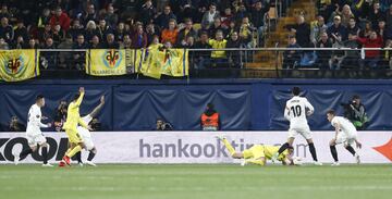 Ezequiel Garay hizo penalti a Vicente Iborra.