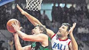 <b>BARRERA. </b>Young intenta superar la oposición de Drobnjak.