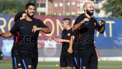 Luis Su&aacute;rez junto a Mascherano en el primer entrenamiento del Bar&ccedil;a.