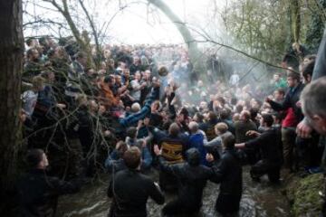 En Ashbourne se celebra todos los años el tradicional partido de fútbol medieval inglés en el que la mitad del pueblo intenta llevar el balón (relleno de corcho para poder flotar) hasta el molino del equipo rival para anotar. Sólo una persona tiene el privilegio de marcar por cada equipo. 