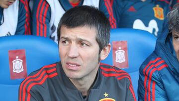 Albert Celades, dirigiendo un partido de la selección española sub-21.