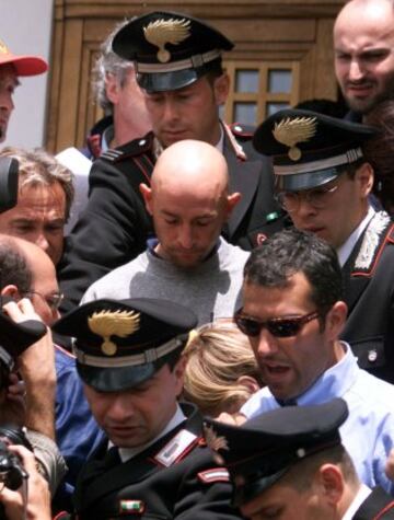 El italiano fué descalificado del Giro de Italia de 1999 tras un análisis de sangre. En la imagen abandonando el hotel de Madonna di Campiglio rodeado por periodistas y policía.