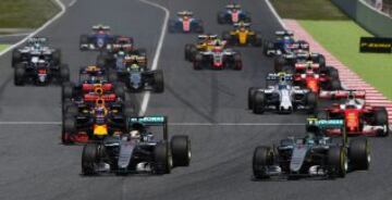 Hamilton chocó con su compañero de equipo Nico Rosberg y dejó fuera de juego a la escuderia Mercedes en el GP de España.