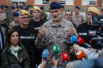 El Rey Felipe VI, en su segundo viaje a la Comunidad Valenciana tras el paso de la DANA, visita  las unidades militares desplegadas para las ayudas a los afectados por la tragedia y los centros desde donde se coordina esta asistencia en la Base Militar Jaime I en Bétera, Valencia. En la imagen, con Margarita Robles, Ministras de Defensa de España.