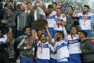 Los jugadores de Universidad Catolica celebran el titulo de la Super Copa tras la victoria contra Universidad de Chile en el estadio Ester Roa de Concepcion, Chile.