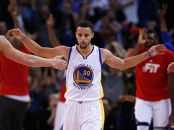 Stephen Curry celebra un triple.