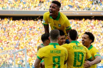 Roberto Firmino (Brasil) remate con la izquierda desde el centro del área al centro de la portería.