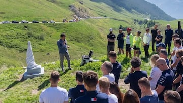 Imagen del homenaje a Gino Mäder y la presentación de su estatua como recuerdo en la Vuelta a Suiza.