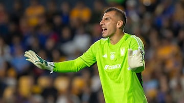 AME547. MONTERREY (MÉXICO), 15/02/2025.- Nahuel Guzmán de Tigres reacciona este sábado, durante un partido de la séptima jornada del Torneo Clausura 2025 entre Tigres y Cruz Azul, en el estadio Universitario en Monterrey (México). EFE/ Miguel Sierra