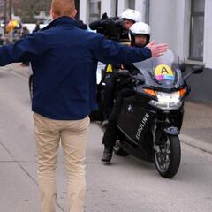 Una ciclista obliga a parar la Het Nieuwsblad porque casi caza al pelotón masculino