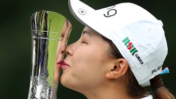 Golf - Women&rsquo;s British Open - Woburn Golf Club, Milton Keynes, Britain - August 4, 2019   Japan&#039;s Hinako Shibuno celebrates by kissing trophy after making a birdie putt on the 18th hole to win the Women&rsquo;s British Open   Action Images via Reuters/Peter Cziborra     TPX IMAGES OF THE DAY