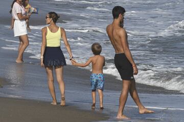 El tenista serbio, ganador del ¨²ltimo Wimbledon, y su mujer Jelena ?okovi? disfrutan de unos d¨ªas de descanso en familia en la Costa del Sol espa?ola.