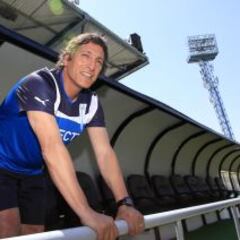 Mario Salas sorprende y llega hasta con un sociólogo a la UC