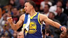 Stephen Curry celebra una canasta de su equipo durante el Denver Nuggets-Golden State Warriors.