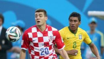 Mateo Kovacic, por delante de Paulinho, durante el Croacia-Brasil.