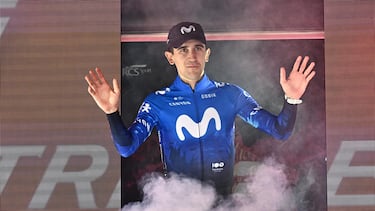 Pelayo Sánchez celebra su victoria en el podio del Giro de Italia.