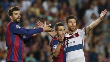 Piqu&eacute;, Jordi Alba y Xabi Alonso, durante la &uacute;ltima eliminatoria Barcelona-Bayern.
 
 