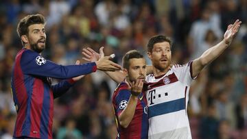 Piqué, Jordi Alba y Xabi Alonso, durante la última eliminatoria Barcelona-Bayern.