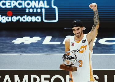 El TD Systems Baskonia llevaba una década sin ganar ningún título, pero tras el 2+1 de San Emeterio, que tumbó al Súper Barça de 2010 y campeón de Europa, llegó la canasta de Vildoza, que hizo lo mismo ante Mirotic, Higgins, Davies... y compañía. El argentino anotó, a pase de Polonara, aprovechando una puerta atrás frente a Kuric. Faltaban 3,4 segundos por jugarse y el título acabó en Vitoria, tras una temporada convulsa. Ivanovic fue un regalo navideño para el Baskonia, que recuperó su ADN con la vuelta del montenegrino, artífice también de la Liga de 2010, y que reinó en la burbuja de Valencia.