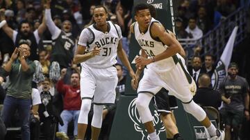 Giannis Antetokounmpo y John Henson.