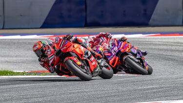 Francesco Bagnaia precede a Jorge Martín durante la carrera dominical del GP de Austria.