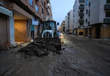 Una excavadora en Benetusser, a 8 de noviembre de 2024, en Valencia.