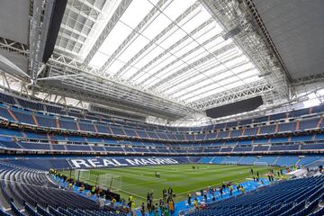 Vista general del interior del Santiago Bernabéu antes del partido contra el Getafe, con la cubierta cerrada y la sillería parcialmente cambiada.