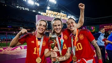 Alexia Putellas, Irene Parades y Jenni Hermoso posan con el trofeo del Campeonato del Mundo.
