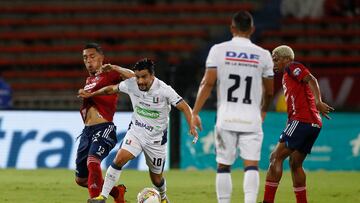 Acción de juego del partido entre Independiente Medellín y Once Caldas.