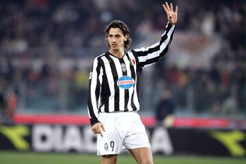 Tras los éxitos cosechados en Holanda en los que consiguió dos LIgas, una Copa y una Supercopa, la Juventus pagó 19 millones en 2004 para conseguir al delantero sueco. En la Juventos consiguió dos 'Scudettos' en las temporadas 2004/05 y 2005/06. Al igual