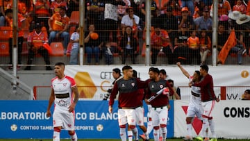 Futbol, Cobreloa vs D. Copiapo
Final campeonato Ascenso Betsson 2022
El jugador de D. Copiapo Maximiliano Quinteros celebra con sus companeros luego de convertir un gol contra Cobreloa durante el partido de primera B disputado en el estadio Zorros del Desierto de Calama, Chile.
27/11/2022
Pedro Tapia/Photosport
********