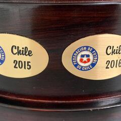 Agregan placa del título de la Roja en 2016 en trofeo de la Copa