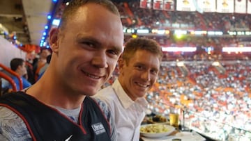 Chris Froome posa con una camiseta de Miami Heat durante el partido entre el equipo de Florida y los Washington Wizards.