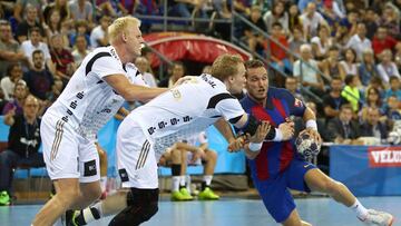 Víctor Tomas circula con el balón asediado por la defensa del Kiel.