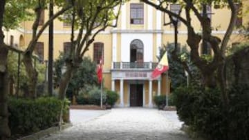 FACHADA PRINCIPAL. En la entrada principal lucen las banderas de Turquía y del Galatasaray.