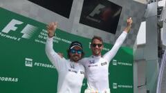 Alonso y Button, en el podio antes de la carrera.