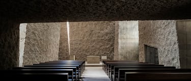 Se inscribe dentro del estilo brutalista, caracterizado por el uso de materiales crudos, como el hormigón, y una estética austera.