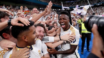 Rodrygo y Vinicius celebran el triunfo en el Cl¨¢sico de la temporada pasada con la afici¨®n.