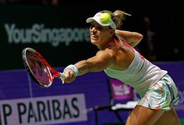 Kerber completes perfect sweep to reach semi-finals