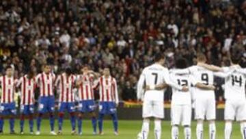 <b>2-0 EN EL BERNABÉU. </b>Las formaciones de ambos equipos posan en el derbi de la primera vuelta en el Bernabéu que terminó con 2-0 gracias a los goles de Carvalho y Özil.