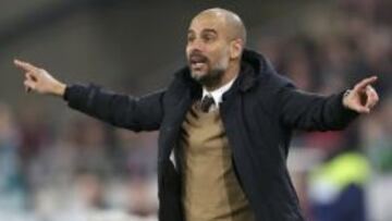 Guardiola da &oacute;rdenes durante el Hannover 96-Bayern.