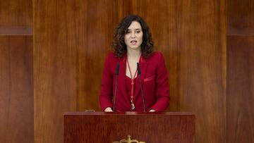 La presidenta de la Comunidad de Madrid, Isabel Díaz Ayuso, interviene durante un pleno extraordinario en la Asamblea de Madrid, a 1 de diciembre de 2023, en Madrid (España). La Asamblea celebra un pleno extraordinario para conmemorar el 40 aniversario de su constitución y su primer cuarto de siglo en la sede de Vallecas. El acto cuenta con la presencia de varios expresidentes regionales. La sesión ha comenzado con la lectura del acuerdo de la Mesa relativo al reconocimiento de la labor representativa desarrollada por los diputados y el recuerdo de los portavoces de los grupos parlamentarios que han obtenido representación en la cámara en estos 40 años. Además, se hace entrega de unas monedas conmemorativas a los expresidentes de la Asamblea y de la Comunidad de Madrid.
01 DICIEMBRE 2023;ASAMBLEA;VALLECAS;MADRID;PLENO;PLENO EXTRAODRINARIO;40 ANIVERSARIO;COMUNIDAD DE MADRID
Jesús Hellín   / Europa Press
01/12/2023