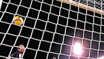 <b>GOL. </b>Llorens y Cobeño observan cómo se cuela el balón en la portería tras el remate de Iker Begoña.