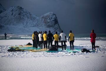 La nieve, la baja temperatura del agua... Nada detiene a estos surfistas que una temporada más disfrutan de la islas noruegas de Lofoten, en pleno Círculo Ártico. 