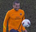Dani Alves entrena con el resto en la última sesión