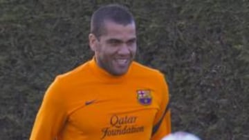 Dani Alves entrena con el resto en la última sesión
