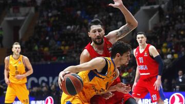 EPA5742. MOSCÚ (RUSIA), 21/02/2019.- El escolta español del Herbalife Gran Canaria Oriol Pauli (delante) disputa un balón con el alero ruso del CSKA de Moscú Nikita Kurbanov (detrás) durante el partido entre ambos equipos correspondiente a la Euroliga de baloncesto, este jueves en Moscú (Rusia). EFE/ Maxim Shipenkov