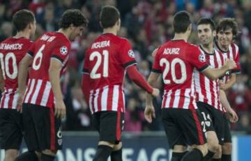 Los jugadores del Ath. de Bilbao celebran con su compañero, Markel Susaeta, el segundo gol del equipo bilbaino, durante el encuentro correspondiente a la fase de grupos de la Liga de Campeones, que han disputado esta noche frente al Bate Borisov en el estadio San Mamés, Bilbao.